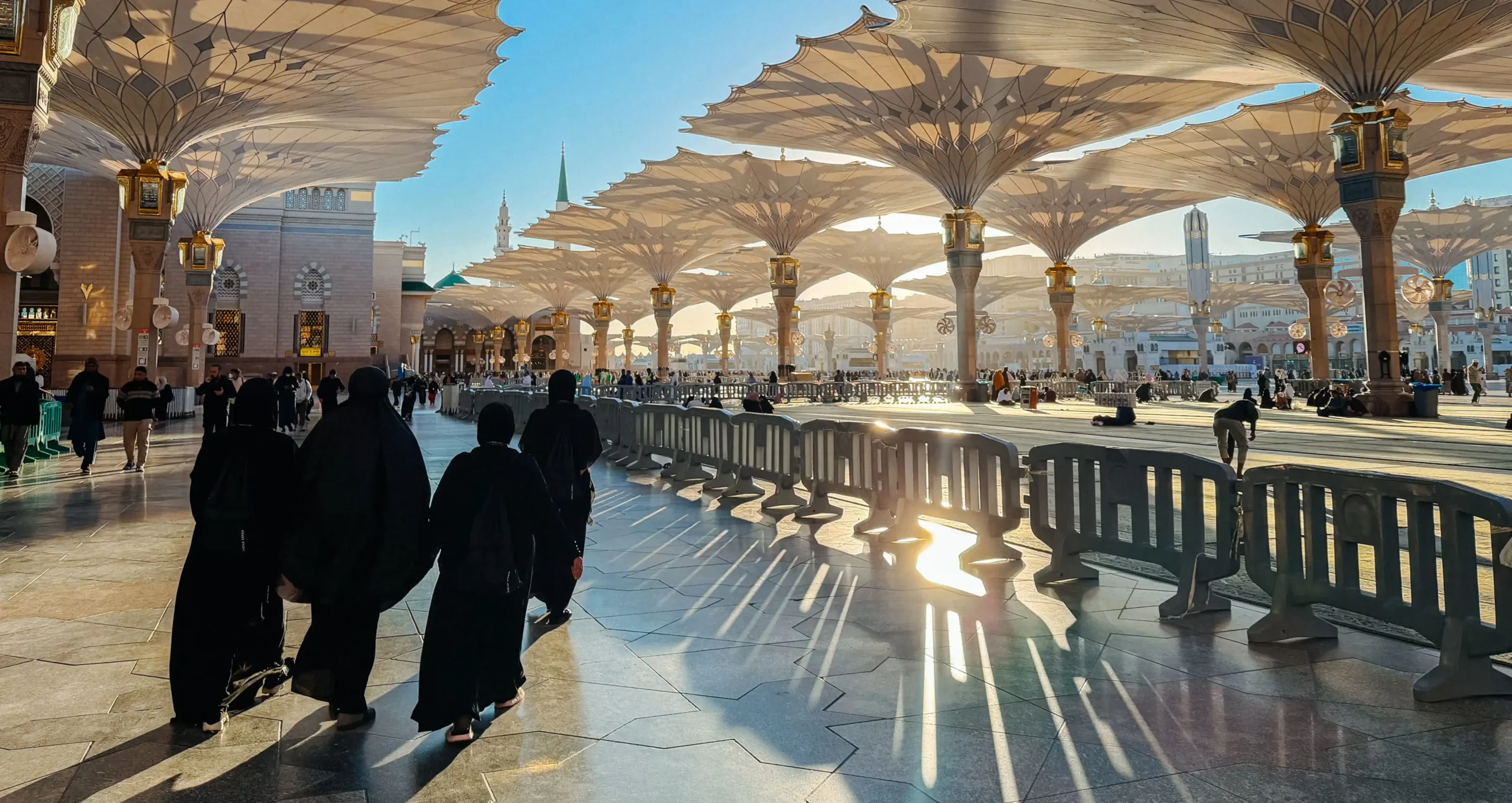 Women’s Umrah Guide from Pakistan: Ihram, Packing, Travel Tips & Family Planning